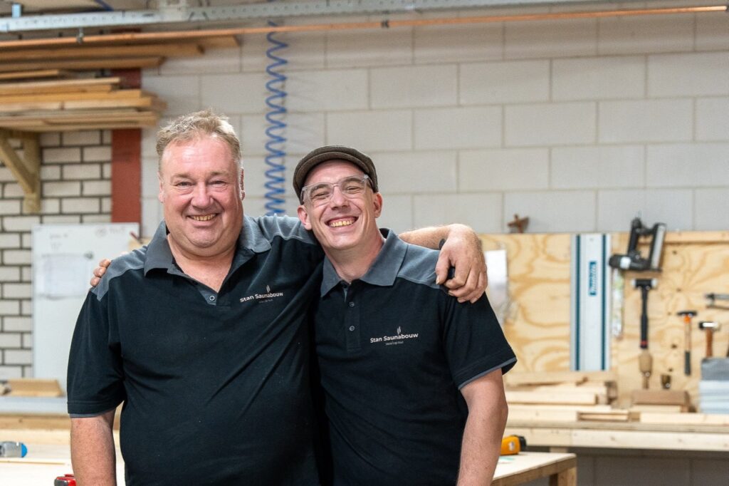 Stan en zijn zoon Kevin samen in de werkplaats